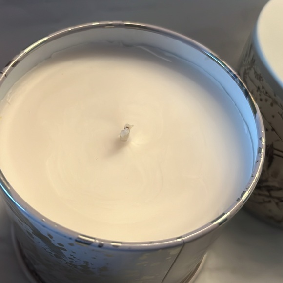 ILLUME Winter White Plant-Based Candle - Picture 6 of 8
